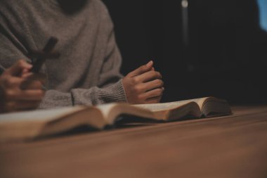 Hıristiyan grup İncil 'le Tanrı' ya dua ediyor ve İncil 'i paylaşıyorlar. Tanrı için inanç kavramı.