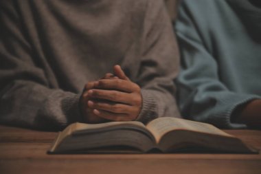 Hıristiyan grup İncil 'le Tanrı' ya dua ediyor ve İncil 'i paylaşıyorlar. Tanrı için inanç kavramı.