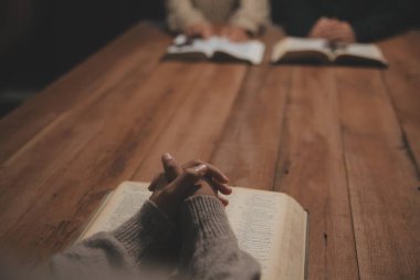 Hıristiyan grup İncil 'le Tanrı' ya dua ediyor ve İncil 'i paylaşıyorlar. Tanrı için inanç kavramı.