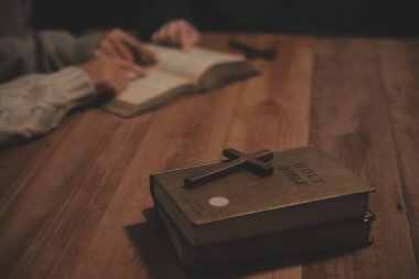 Hıristiyan grup İncil 'le Tanrı' ya dua ediyor ve İncil 'i paylaşıyorlar. Tanrı için inanç kavramı.