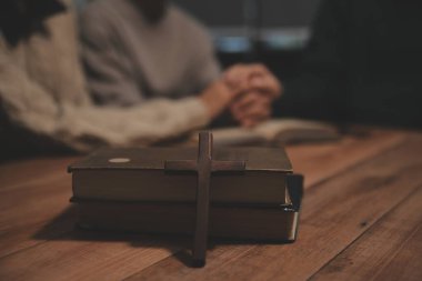 Hıristiyan grup İncil 'le Tanrı' ya dua ediyor ve İncil 'i paylaşıyorlar. Tanrı için inanç kavramı.
