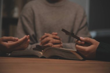Hıristiyan grup İncil 'le Tanrı' ya dua ediyor ve İncil 'i paylaşıyorlar. Tanrı için inanç kavramı.
