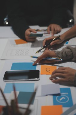 Ofisteki profesyonel iç mimar, yakın plan.