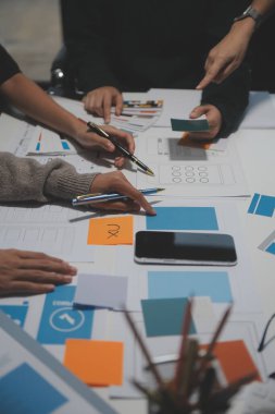 Ofisteki profesyonel iç mimar, yakın plan.