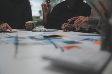 Ofisteki profesyonel iç mimar, yakın plan.