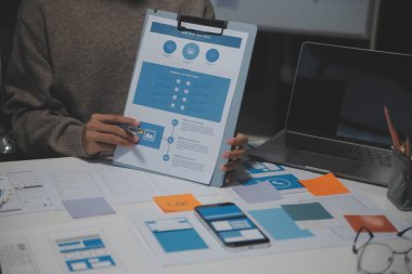 Ofisteki profesyonel iç mimar, yakın plan.