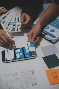 Ofisteki profesyonel iç mimar, yakın plan.