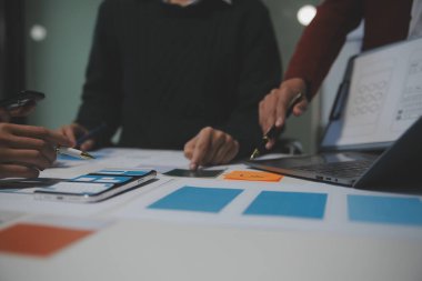 Ofisteki profesyonel iç mimar, yakın plan.