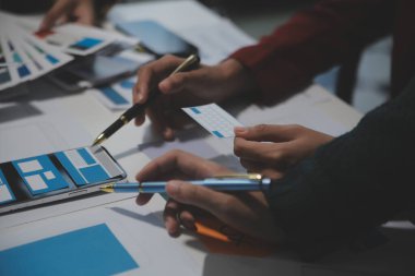 Ofisteki profesyonel iç mimar, yakın plan.