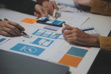 Ofisteki profesyonel iç mimar, yakın plan.