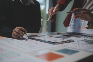 Ofisteki profesyonel iç mimar, yakın plan.