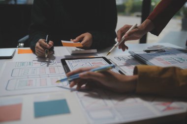 Ofisteki profesyonel iç mimar, yakın plan.