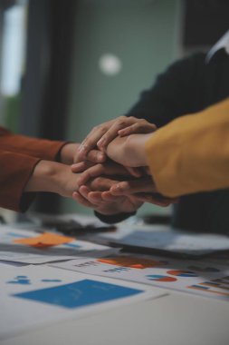 Birlikte çalışmak için el ele tutuşun, iş ve hizmet için el ele tutuşun, gönüllü ya da takım çalışması yapın. Toplumun ve hayırseverliğin kavramsal bağlantısı. İş gücü katılımı grubu.