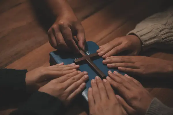 Hıristiyan grup İncil 'le Tanrı' ya dua ediyor ve İncil 'i paylaşıyorlar. Tanrı için inanç kavramı.
