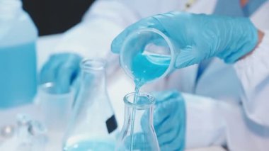 Laboratuvarda çalışan bilim adamı.