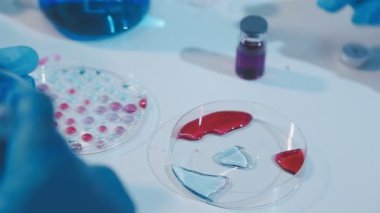 Laboratuvar camlarını kanla kapatın.