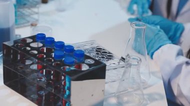 Laboratuvarda çalışan bilimadamlarına yakın çekim