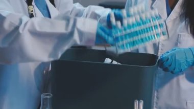 Laboratuvarda mikroskopla çalışan bilimadamlarına yakın çekim