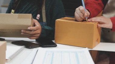 Kadın iş yerindeki müşteriye posta göndermek için dizüstü bilgisayar kullanıyor..