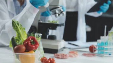 Sebzeleri inceleyen kadın bilim adamı