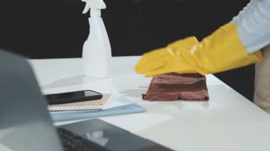 Temizlik işçisi spreyle