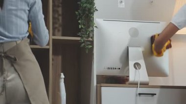 Mutfakta bez parçasıyla evi temizleyen kadın, yakın plan.