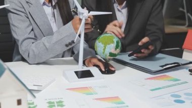 İş adamı çalışmak için dizüstü bilgisayar kullanıyor