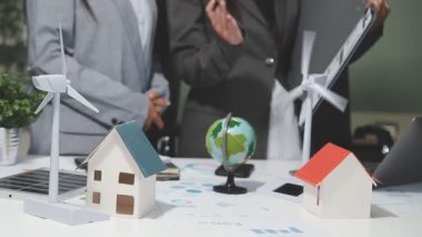 Ev modelleri, güneş enerjisi modeli, eko enerji konsepti olan minyatür insanların iş adamı ve modeli. Çevre dostu ve sürdürülebilir kalkınma.