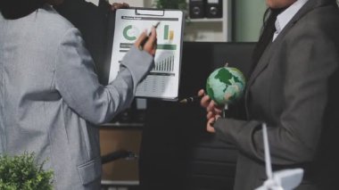 Finansal veriler tartışırken iş adamları