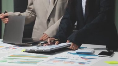 İş ekibi bilgisayardaki finansal verileri ofiste tartışıyor..