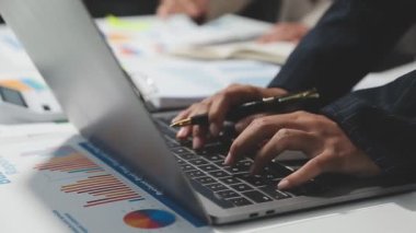 Ofiste dizüstü bilgisayar ve hesap makinesi kullanan bir iş adamı. İş konsepti. orijinal fotoset