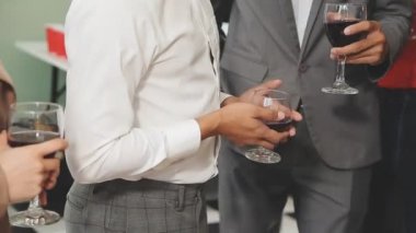 gençlerin şarap içme