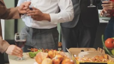 Şampanya içmek iş arkadaşları