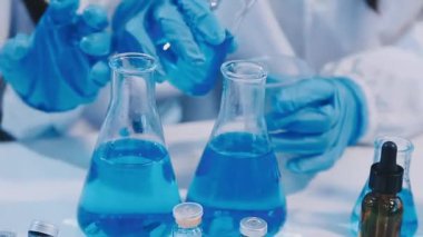 Kimya laboratuvarı. Laboratuvar testi. Laboratuvar camları..