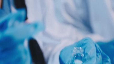 Laboratuvarda test tüplerini tutan bilim adamının elini kapatın..