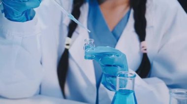 Laboratuvarda çalışan bilim adamı