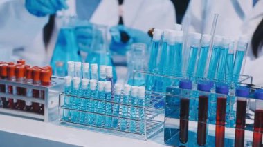 Laboratuvar asistanı laboratuarda test tüpleriyle çalışıyor.