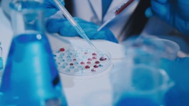 Laboratuvarda çalışan bilim adamı.