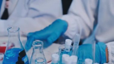 Test tüpüyle laboratuvar asistanını kapat.