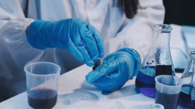 Laboratuvarda çalışan bilim adamının yakın plan çekimi..