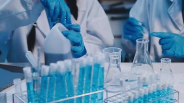 Laboratuvarda kimyasal test yapan bilim insanlarını kapatın.