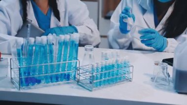 Laboratuvarda çalışan bilim adamı. bilimsel araştırma