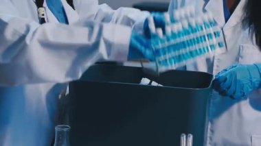 Kimya laboratuvarında çalışan bilim adamına yakın plan.