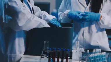 Laboratuvarda çalışan bilim adamı.