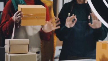 Bayan müşteri müşteriye paket veriyor