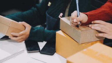 Kadın dizüstü bilgisayar kullanıyor ve internetten alışveriş yapıyor.