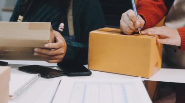 Kadın el çantası, paket ve kredi kartıyla birlikte ofiste. İnternetten alışveriş ve teslimat konsepti. yüksek kaliteli fotoğraf