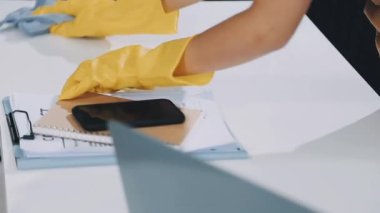 Temizlik konsepti, beyaz eldivenli kadın temizlik yapıyor.