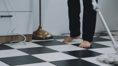 Siyah elbiseli, beyaz gömlekli, siyah pantolonlu bir kadın.