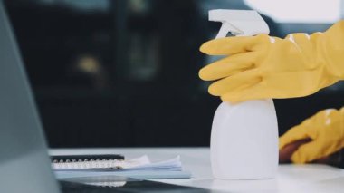 Mutfaktaki temizlik malzemelerini kapatın.